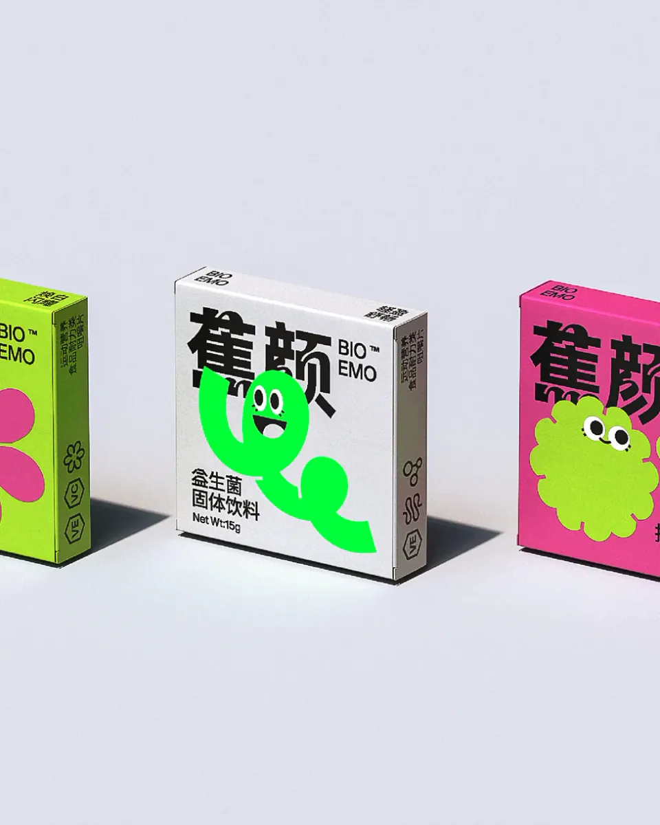 浅灰背景中并列展示的蕉颜 Bioemo 三款盒装产品