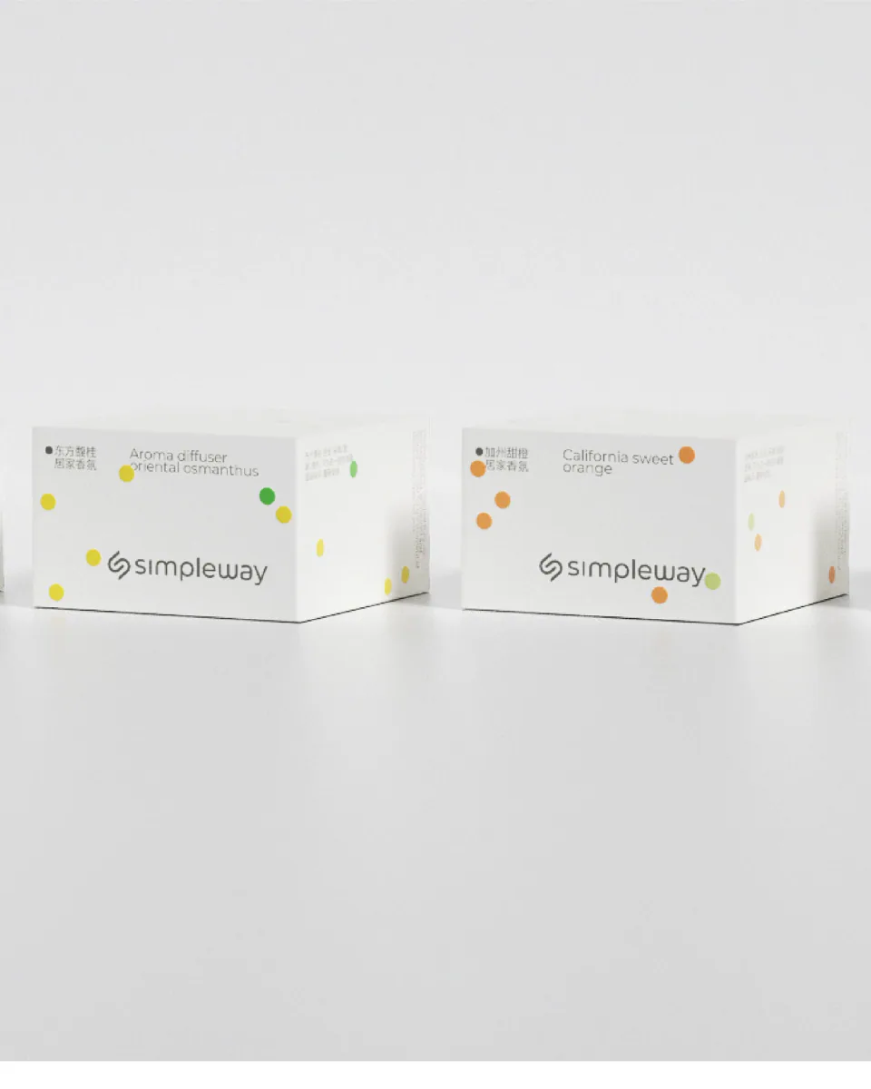 浅灰背景中横向陈列的多款 Simpleway 香薰机包装