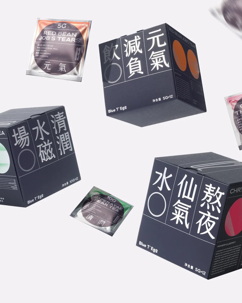 白色背景中展示的 Blue T’Ego 袋泡茶盒装与独立茶包