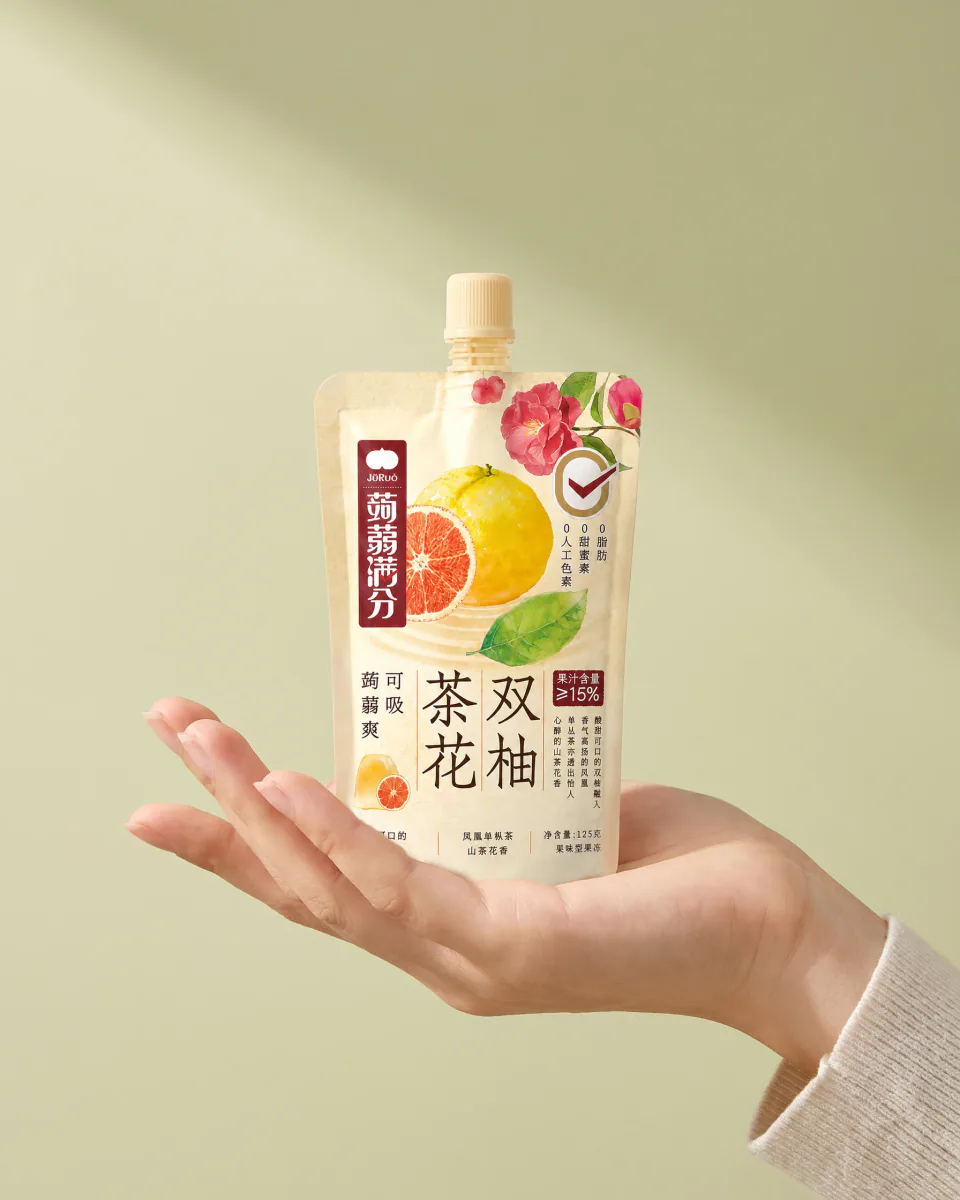 粉色背景中陈列的花颜茶冻茶花双柚与龙井青栀两款吸吸袋包装