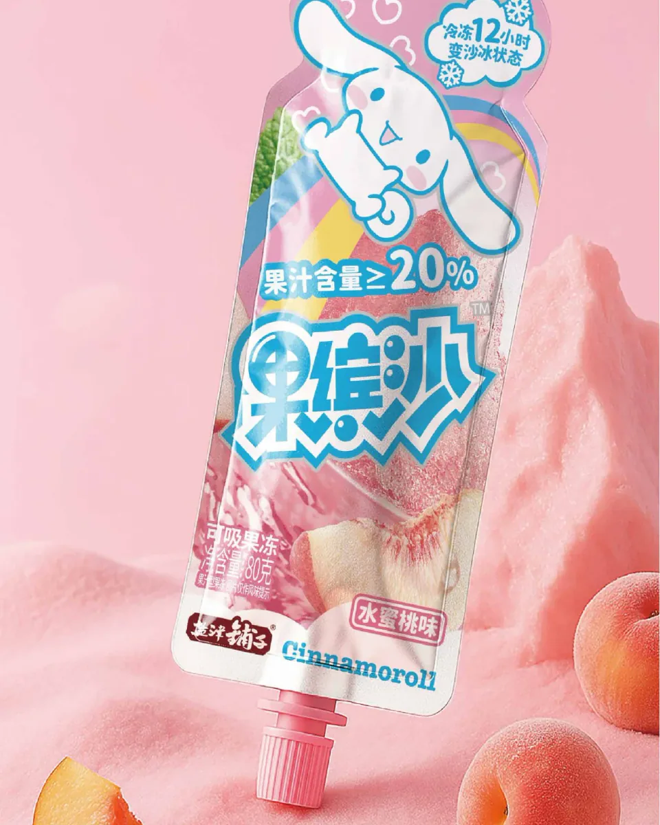 粉色冰沙背景中展示的大耳狗联名冰蜜桃味可吸果冻包装