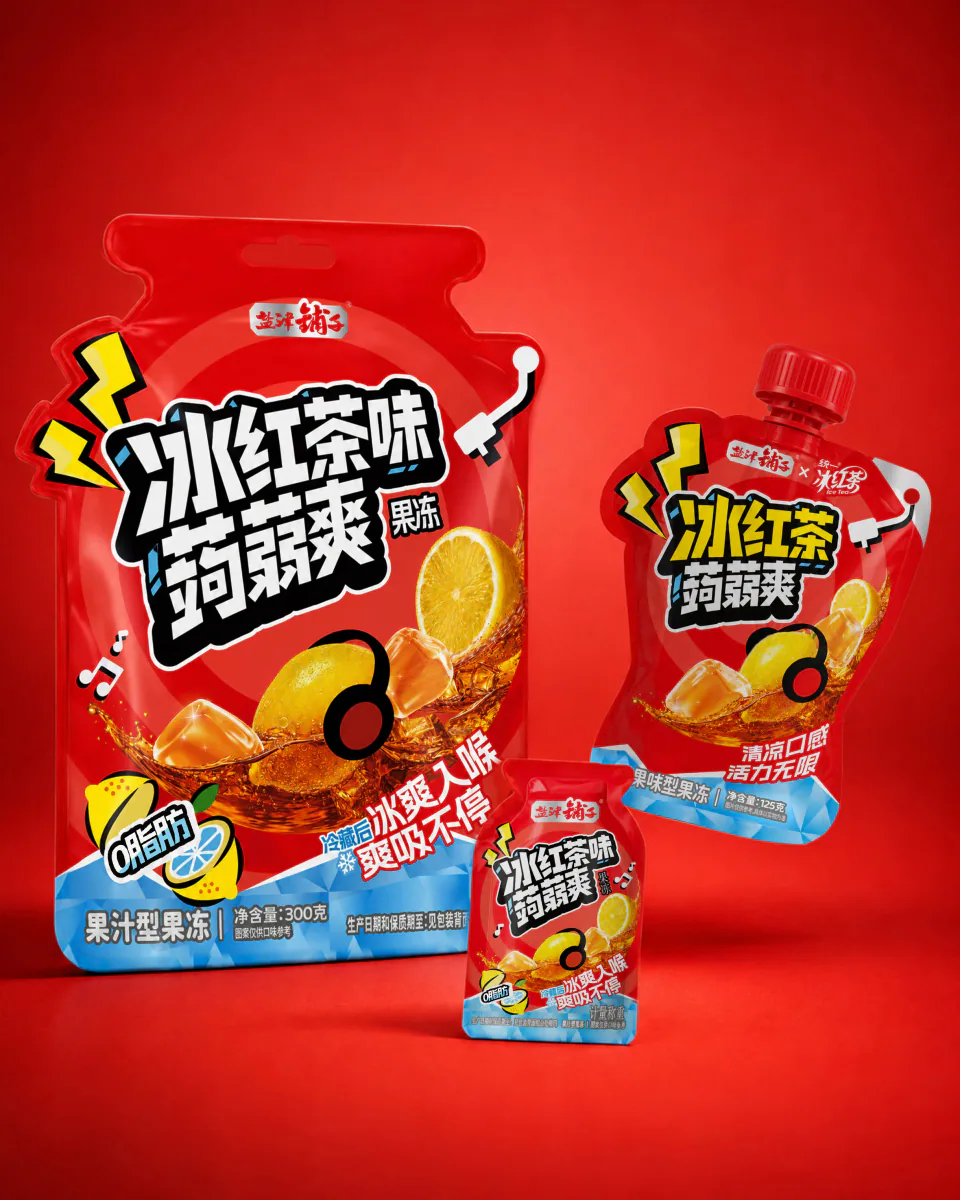 红色背景中陈列的冰红茶蒟蒻爽果冻提手袋、吸吸袋与小袋包装