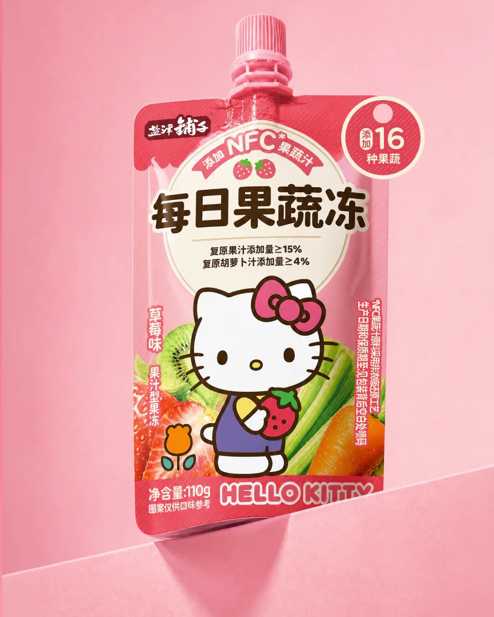 粉色背景中正面展示的盐津铺子 Hello Kitty 每日果蔬冻草莓味吸吸袋