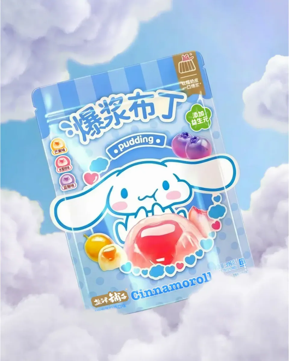 蓝天白云背景中斜放的蓝色大耳狗果冻包装