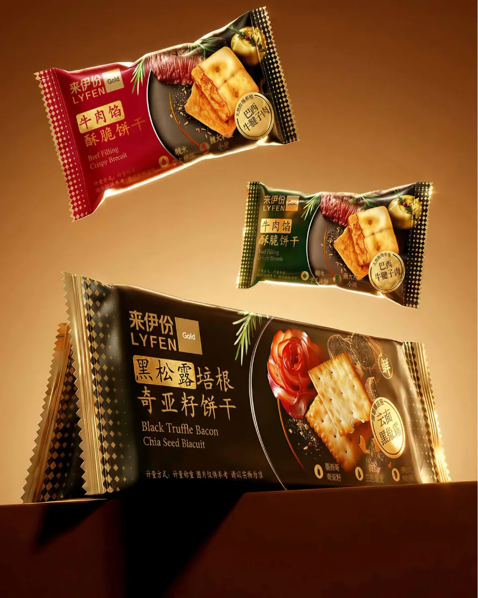 棕色背景中陈列的来伊份黑松露培根奇亚籽饼干与牛肉馅酥脆饼干包装