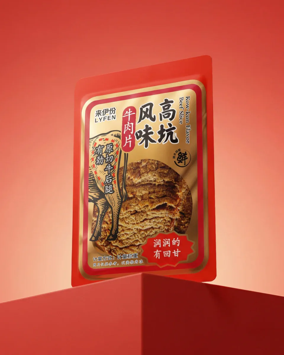 红色背景中的来伊份高坑风味牛肉片包装