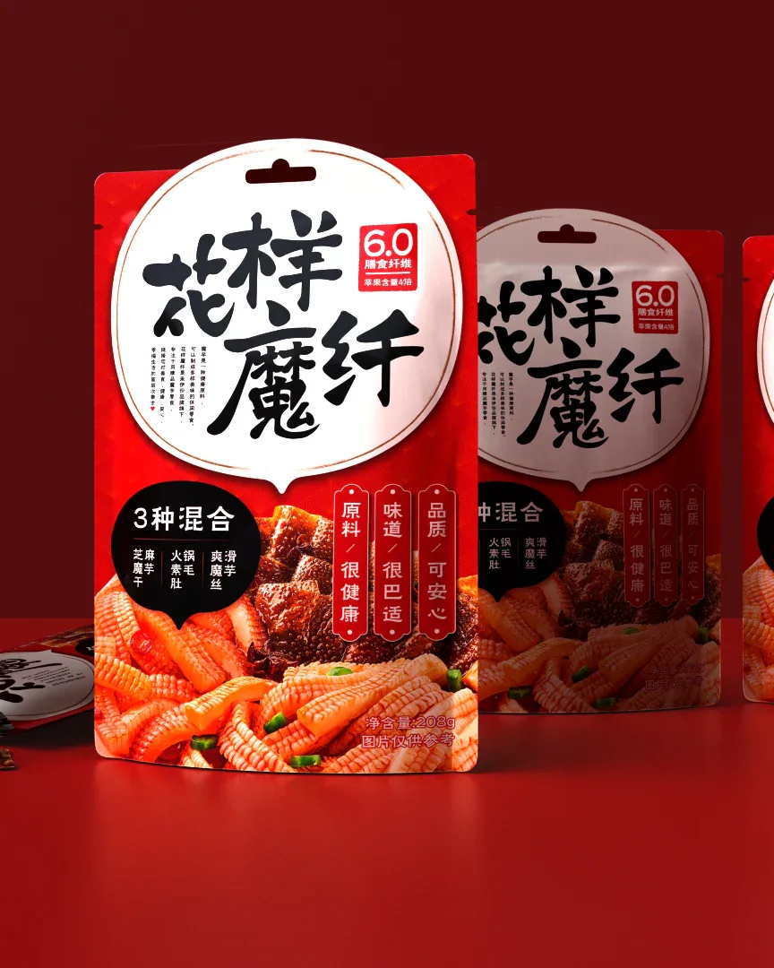 暗红色背景中陈列的花样魔纤大袋与小袋魔芋零食包装