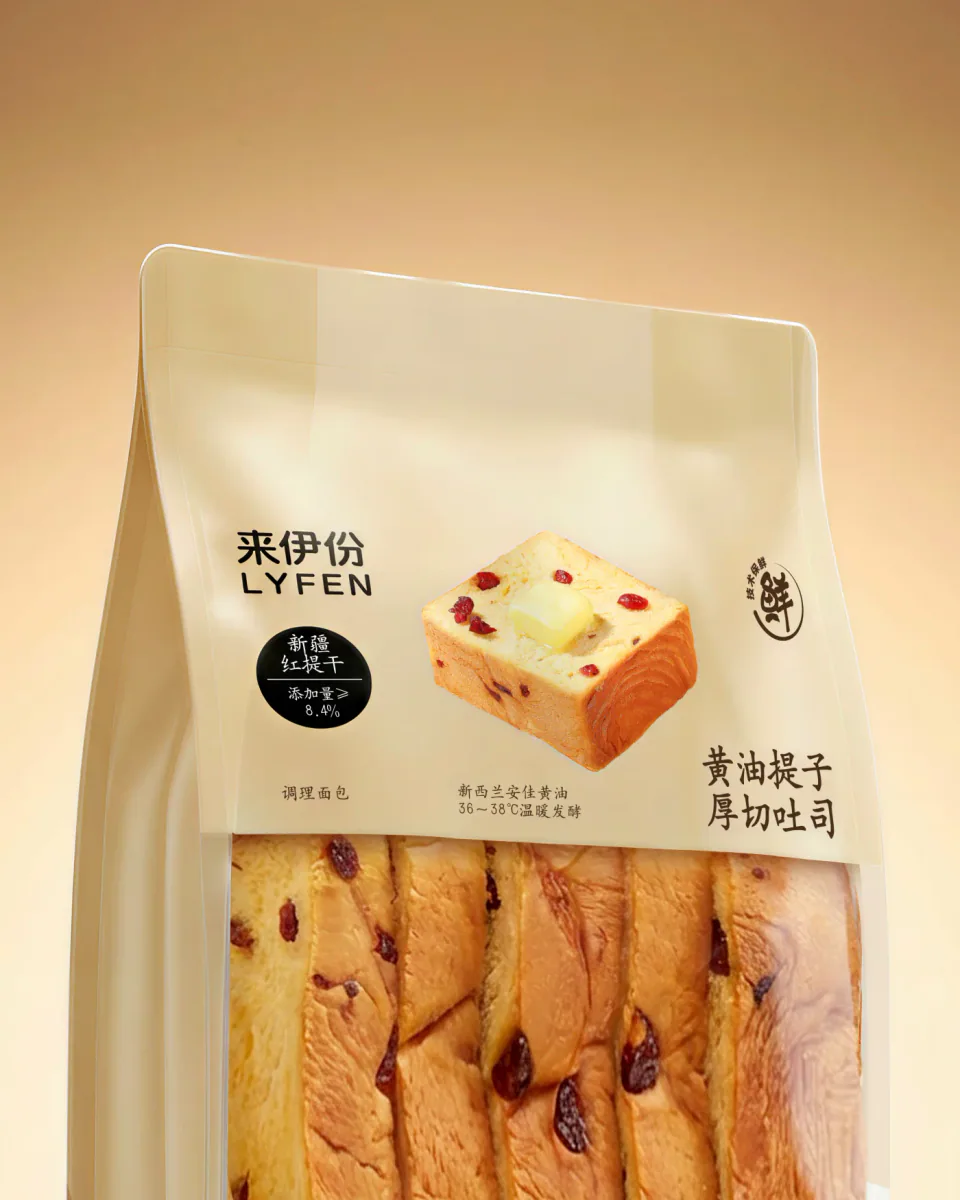 暖色背景中展示的来伊份黄油提子厚切吐司单袋包装