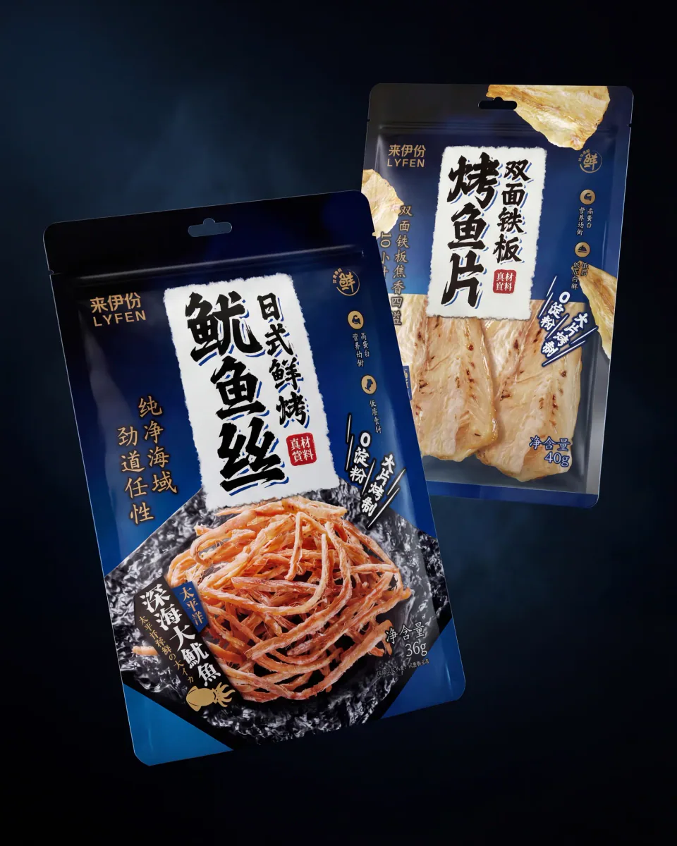 深蓝背景中的来伊份鱿鱼丝与烤鱼片系列包装