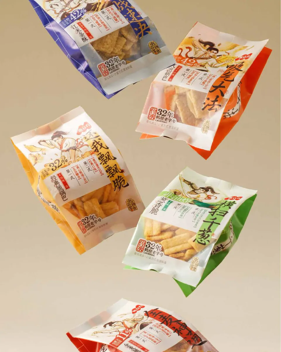 浅米色背景中悬浮陈列的江湖秘籍系列膨化食品包装
