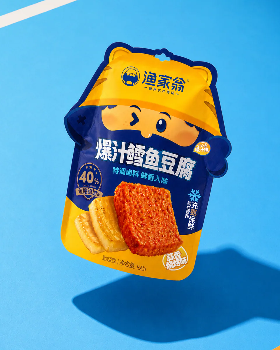 浅蓝背景中展示的渔家翁爆汁鳕鱼豆腐异形包装