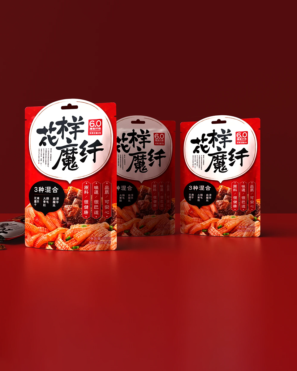 暗红色背景中陈列的花样魔纤大袋与小袋魔芋零食包装