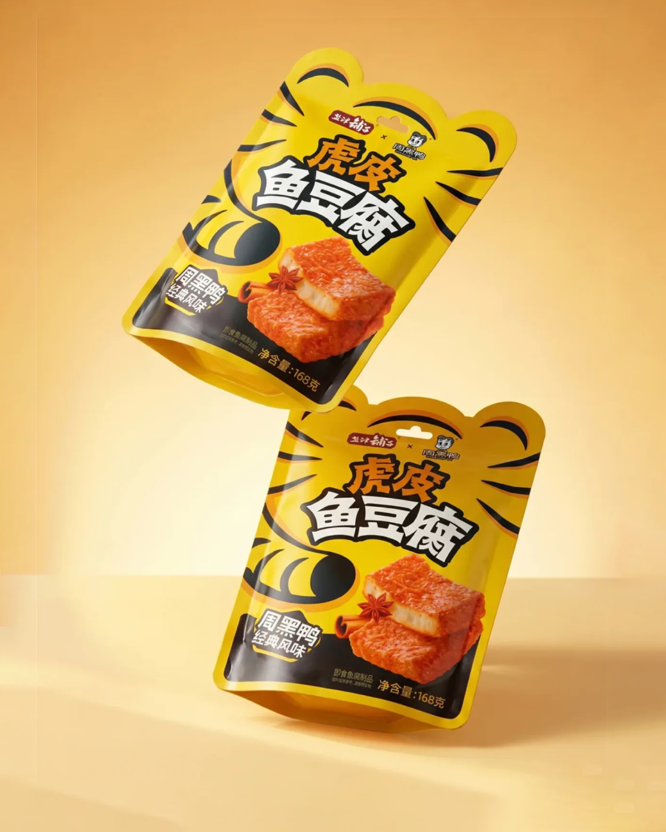 升级版｜浅黄色背景中悬浮展示的虎皮鳕鱼豆腐异形包装