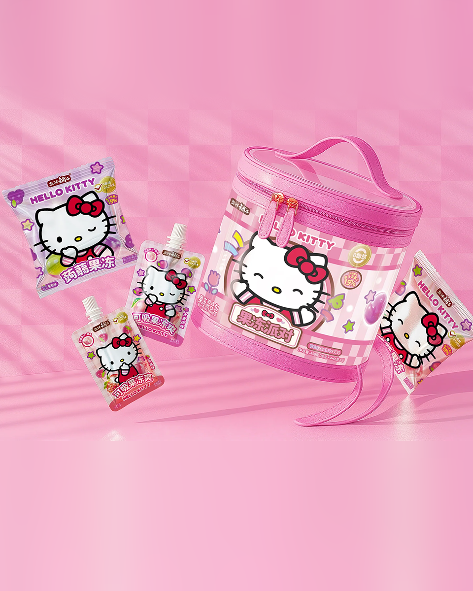 粉色场景中展示的Hello Kitty礼品背包与果冻组合