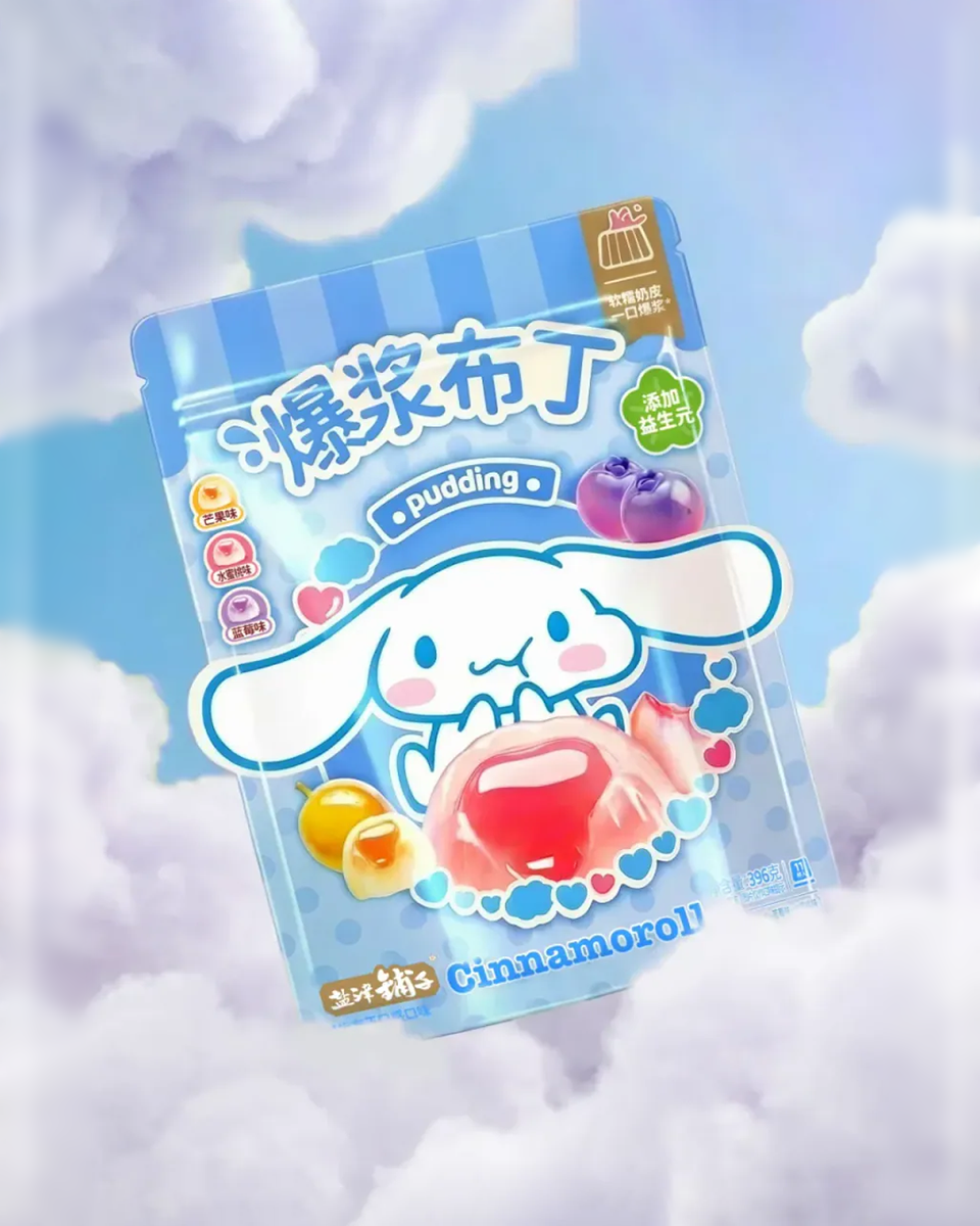 蓝天白云背景中斜放的蓝色大耳狗果冻包装