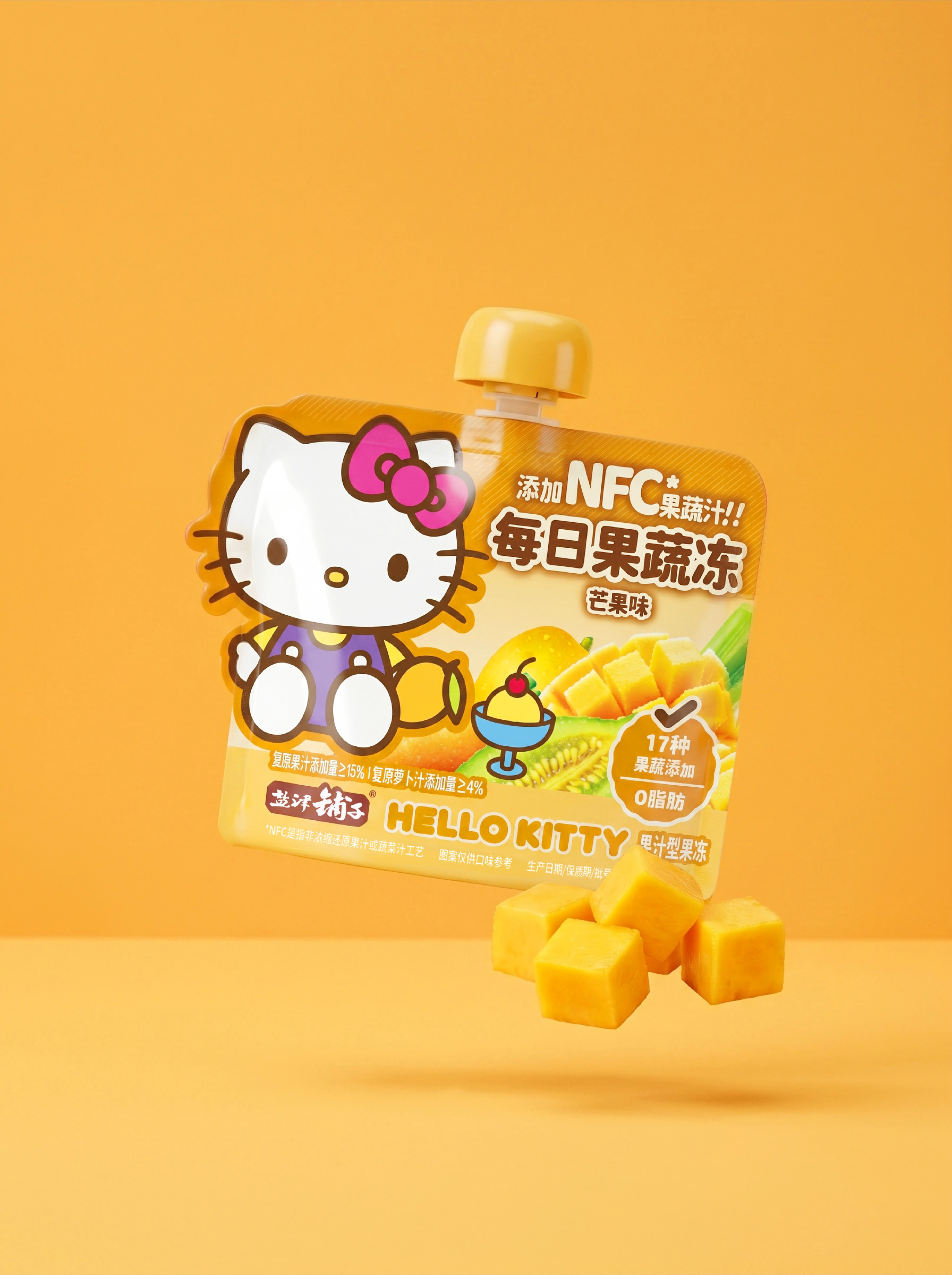 黄色台面上的Hello Kitty芒果味每日果蔬冻横袋