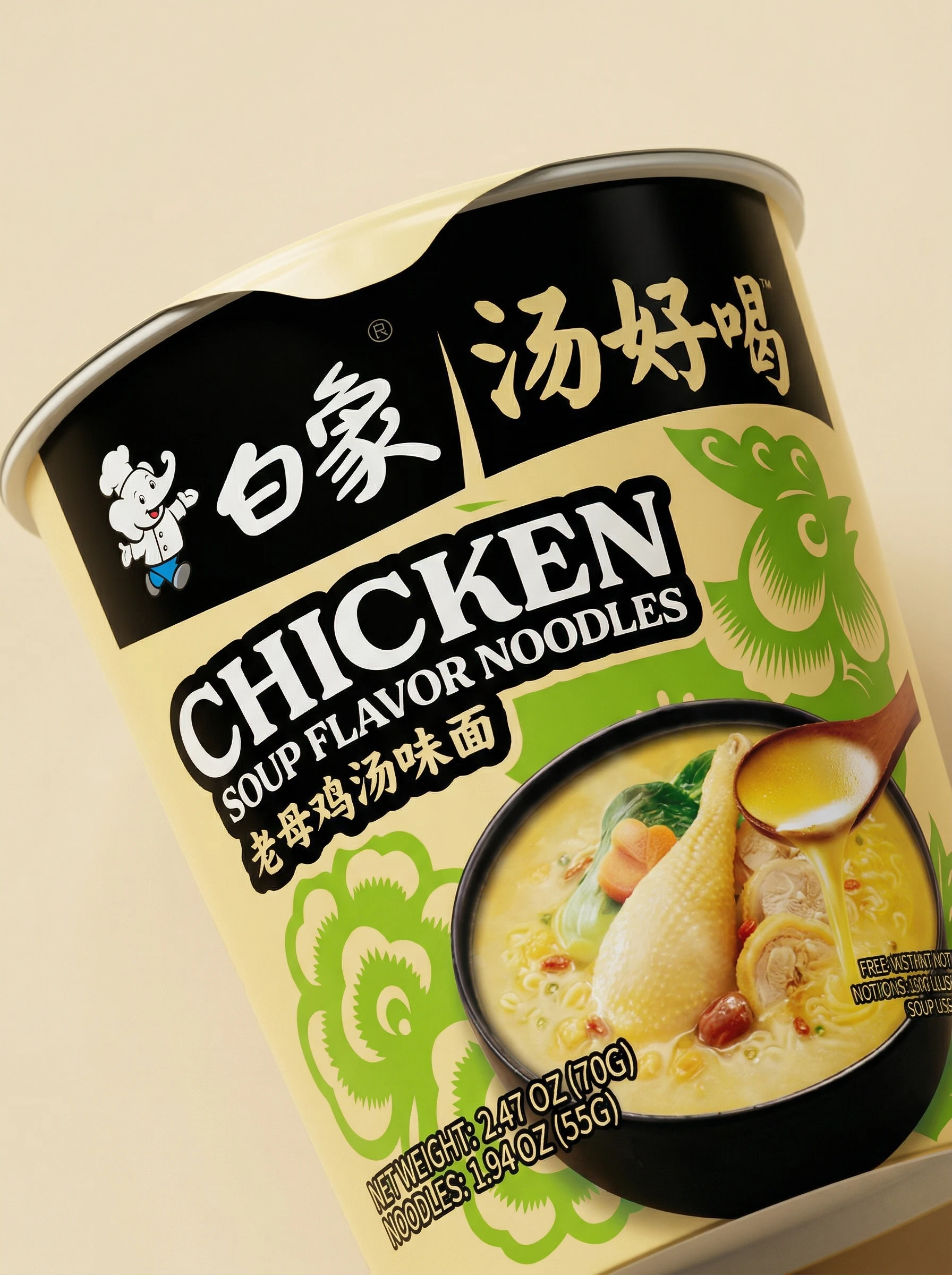 浅米色背景中倾斜展示的白象汤好喝老母鸡汤味国际版杯面包装