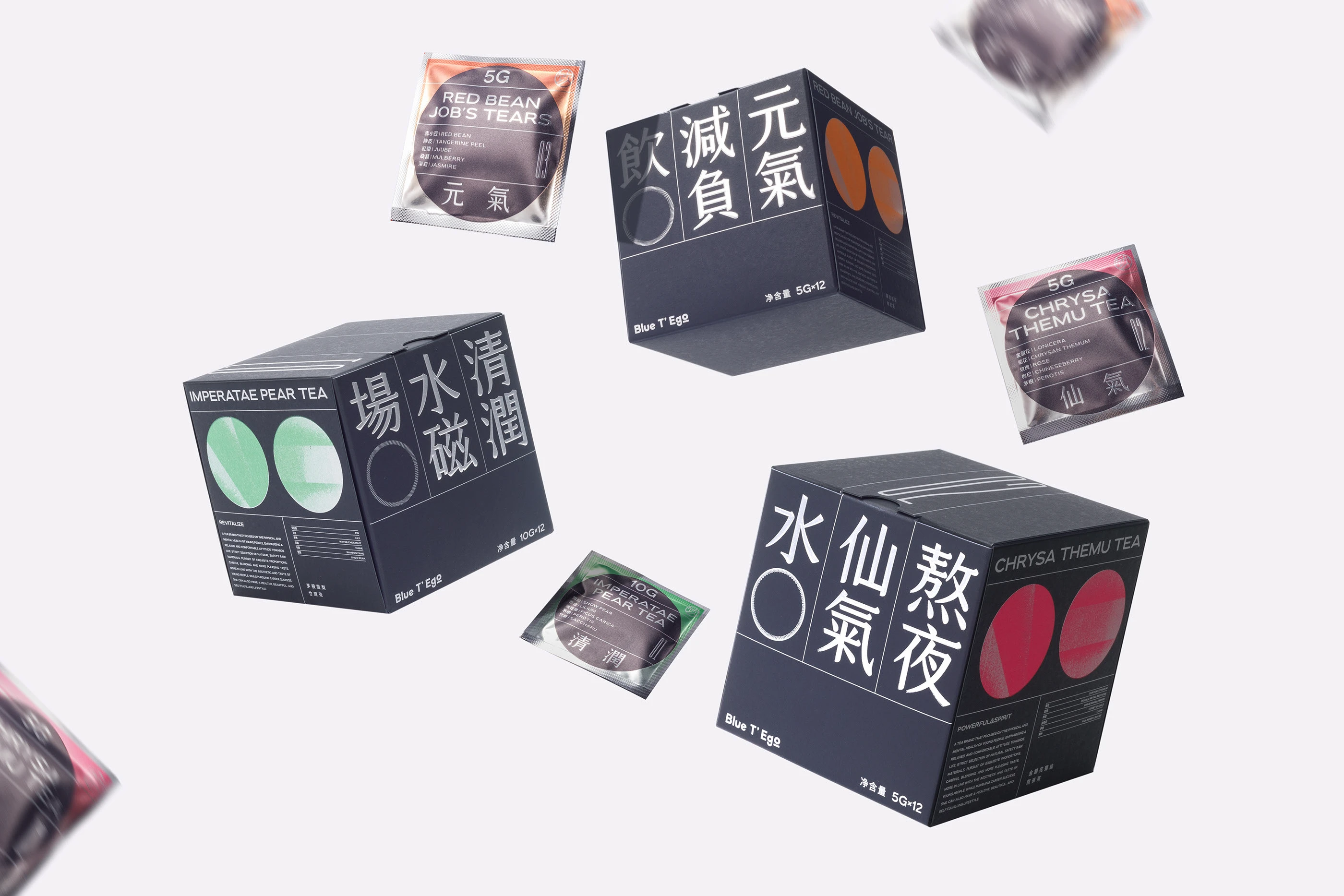 白色背景中展示的两款 Blue T’Ego 袋泡茶盒装与独立茶包