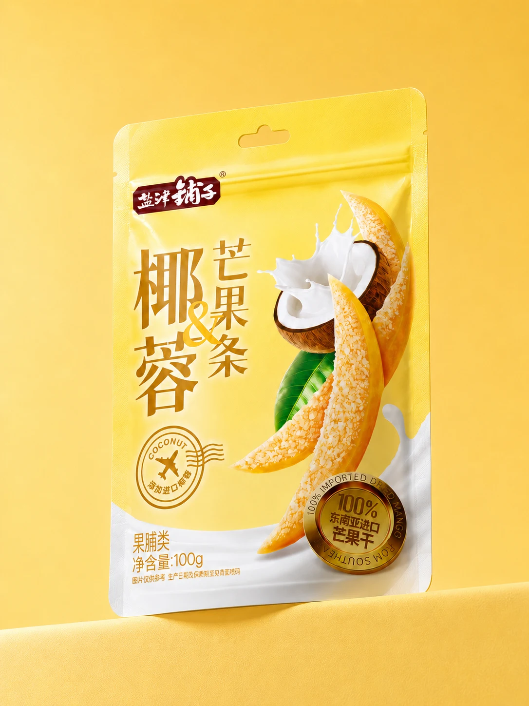 黄色背景中立体展示的椰蓉芒果条包装