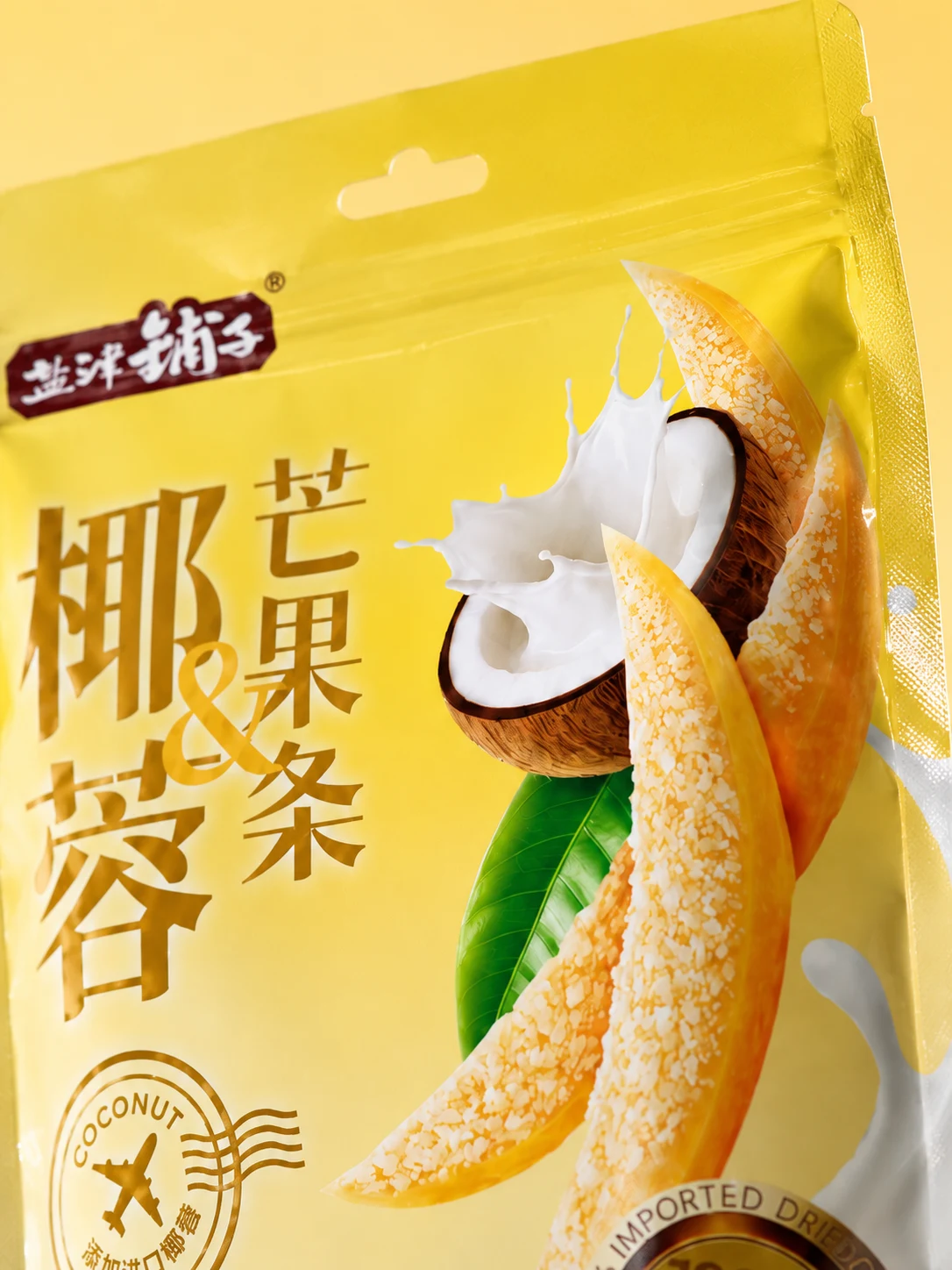 椰蓉芒果条包装上椰子与芒果条视觉细节的近景
