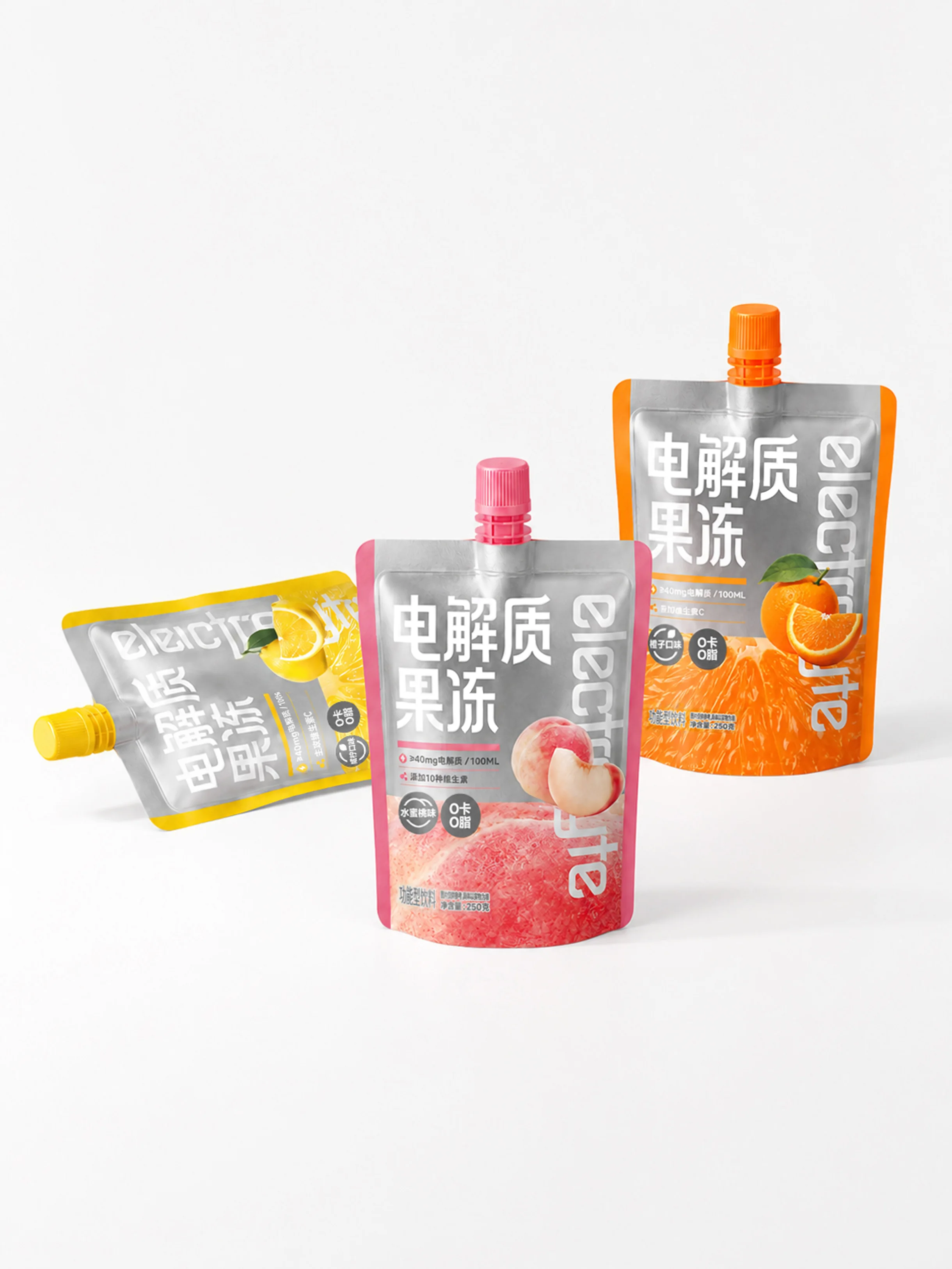 白色背景中陈列的橙子味、水蜜桃味与柠檬味电解质果冻吸吸袋