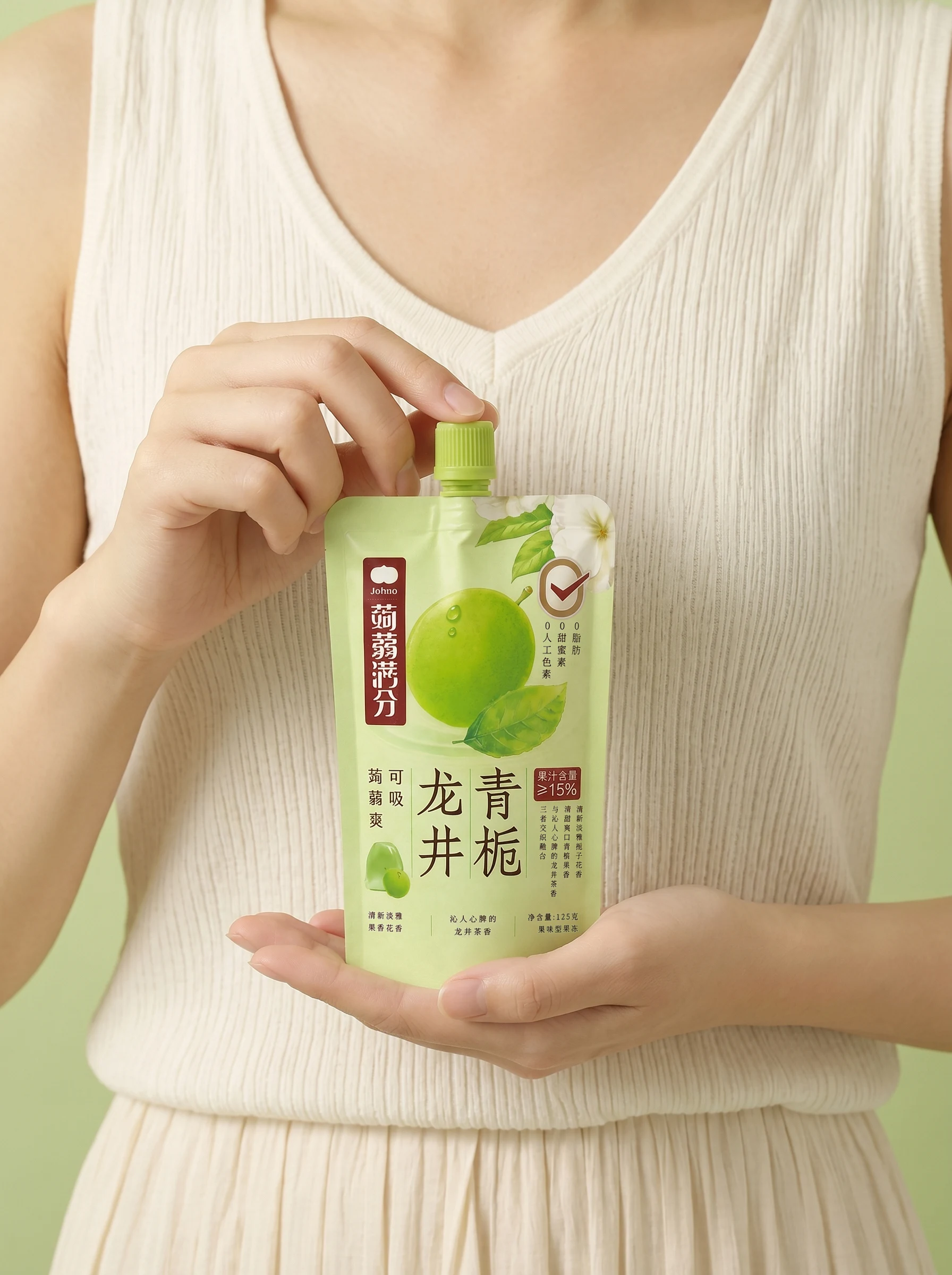 粉色背景中陈列的花颜茶冻荔枝红梅与龙井青栀两款吸吸袋包装