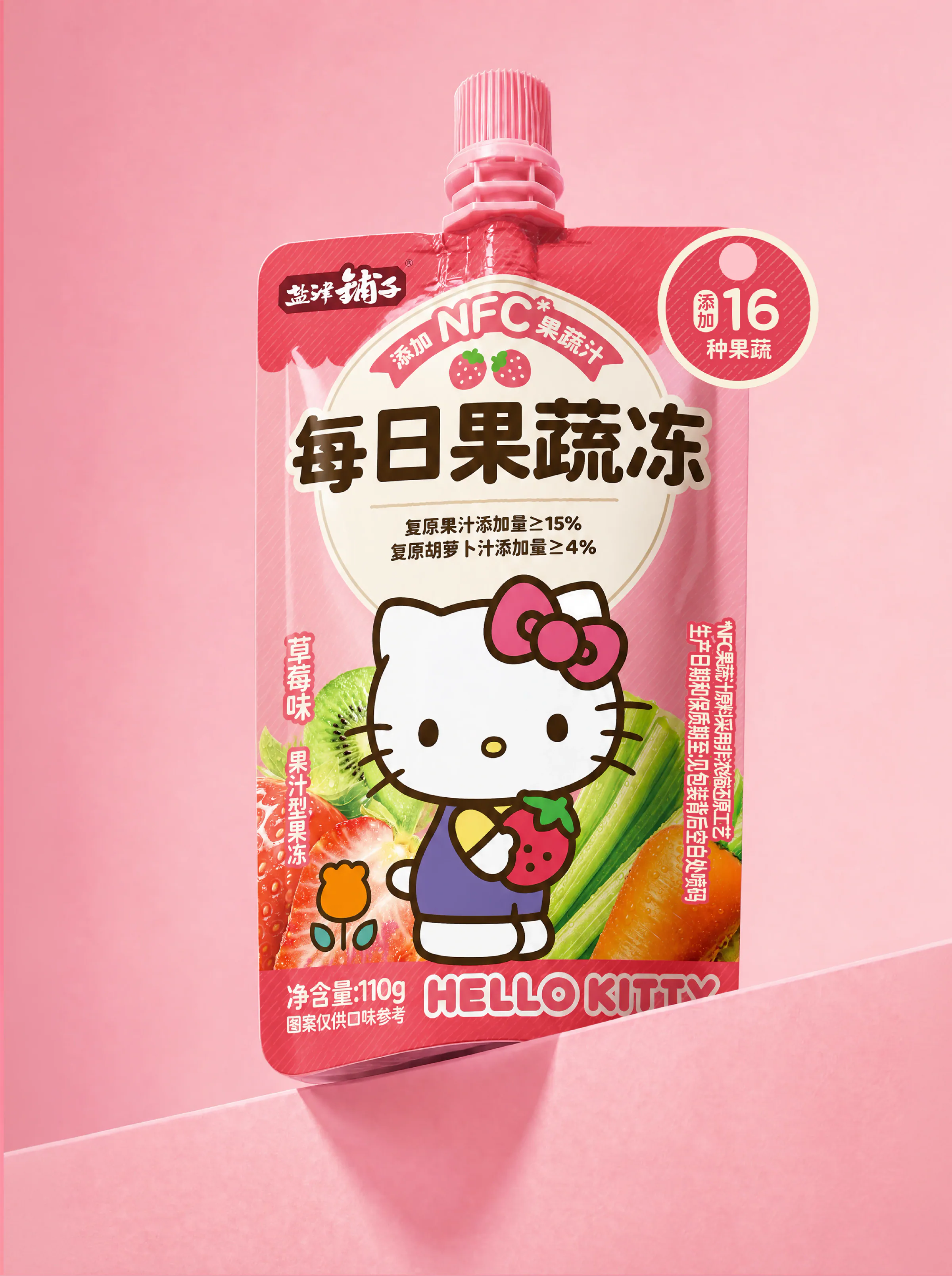 粉色背景中正面展示的盐津铺子 Hello Kitty 每日果蔬冻草莓味吸吸袋