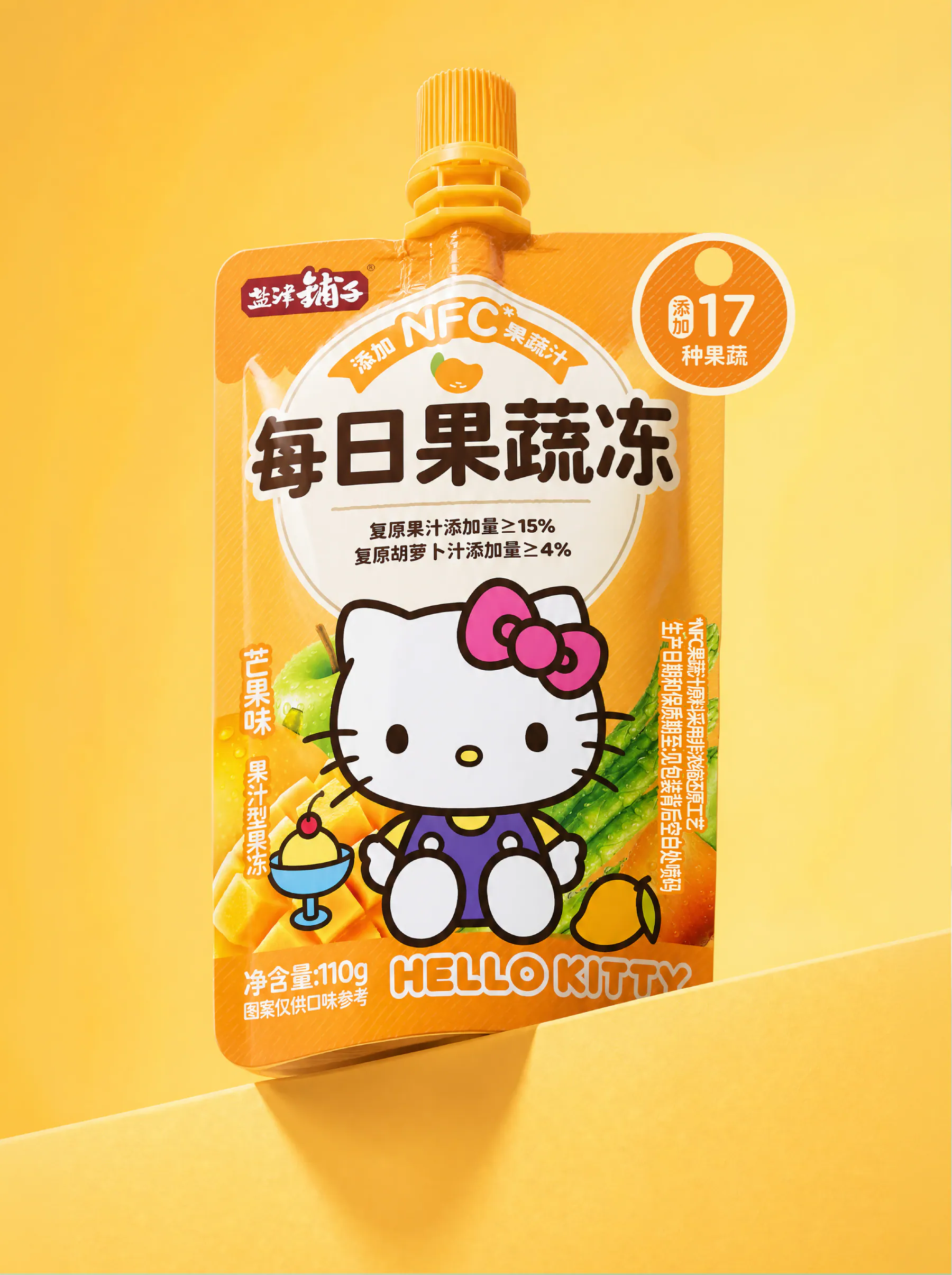 黄色背景中正面展示的盐津铺子 Hello Kitty 每日果蔬冻芒果味吸吸袋