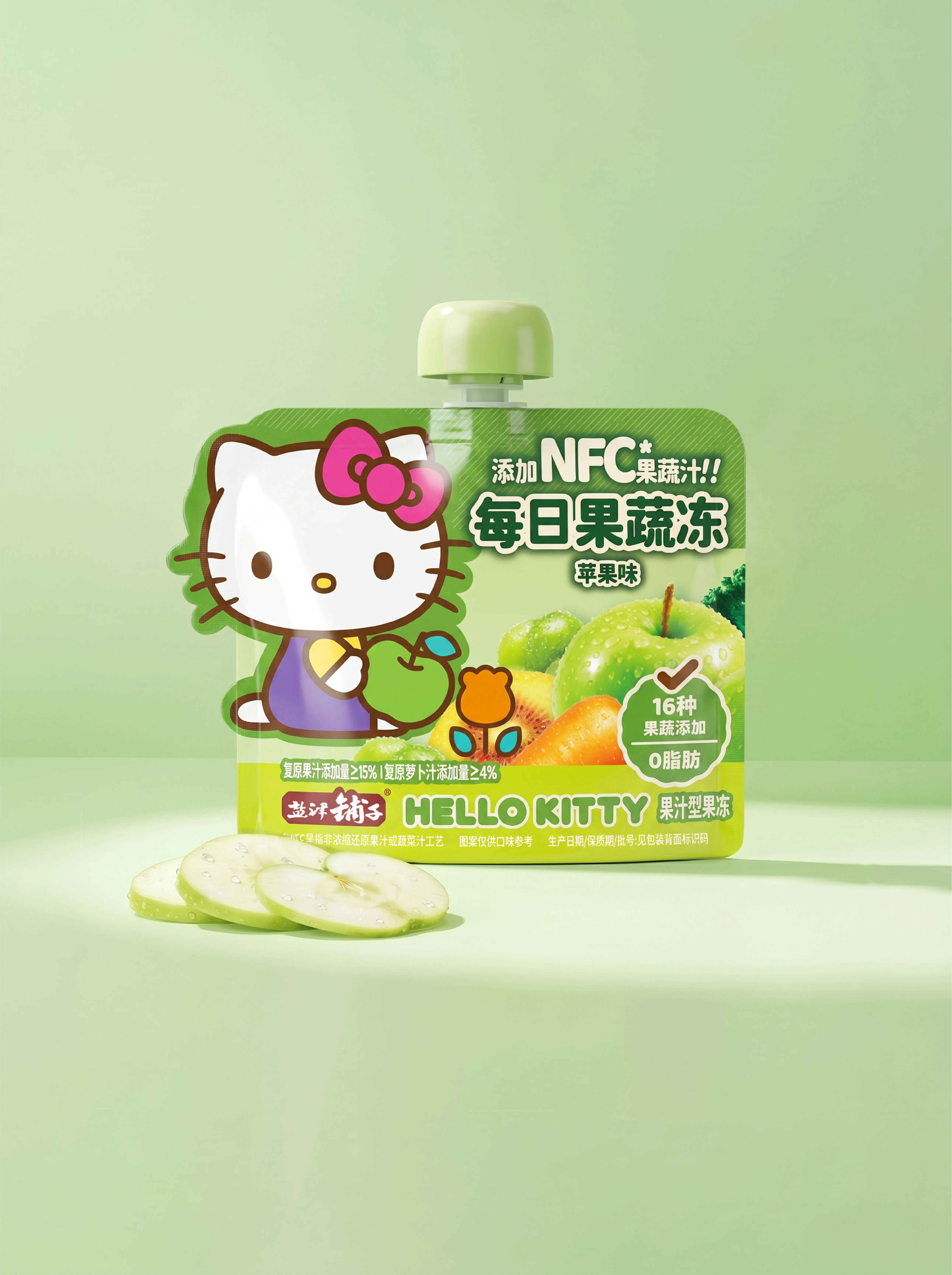 浅绿色背景中正面展示的盐津铺子 Hello Kitty 每日果蔬冻苹果味吸吸袋