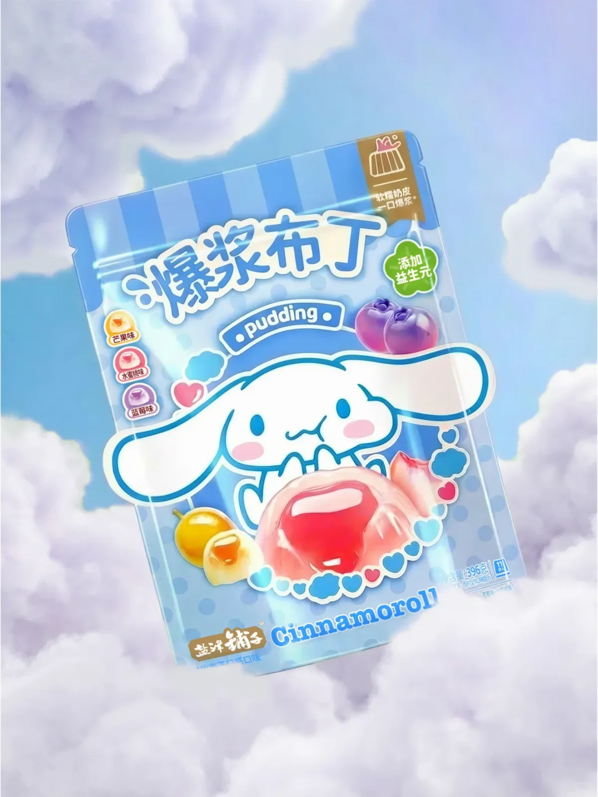 蓝天白云背景中斜放的蓝色大耳狗果冻包装