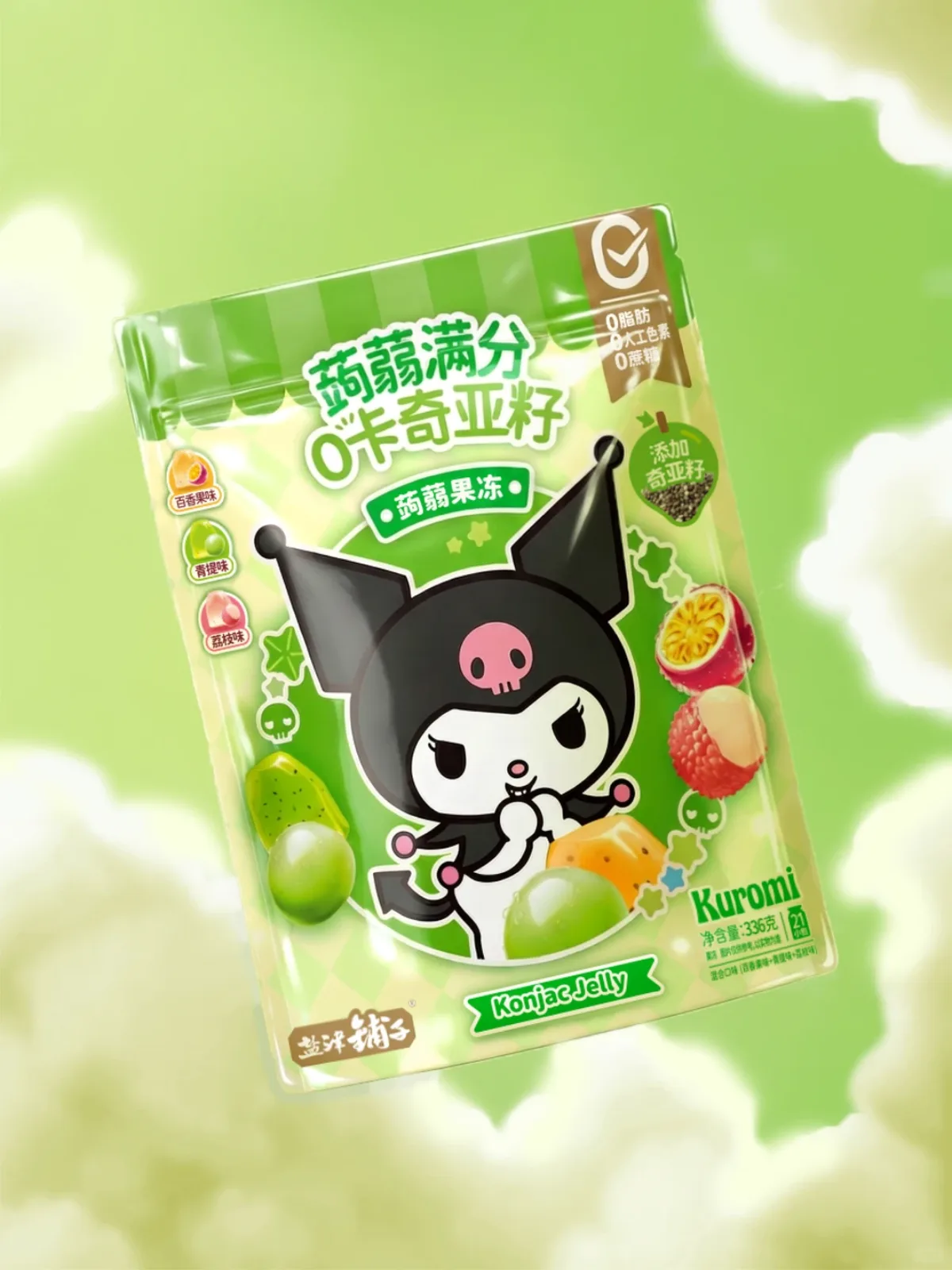 浅绿色背景中斜放的绿色库洛米果冻包装