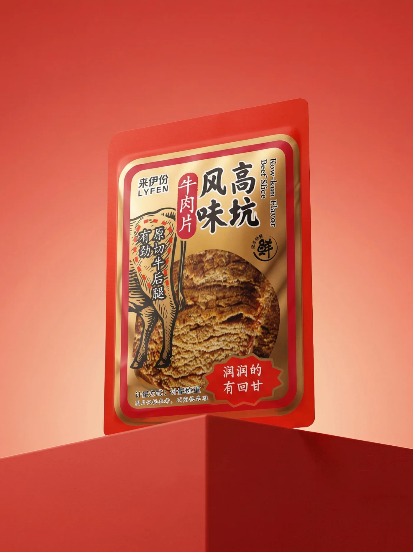 红色背景中的来伊份高坑风味牛肉片包装,正面可见牛后腿插画