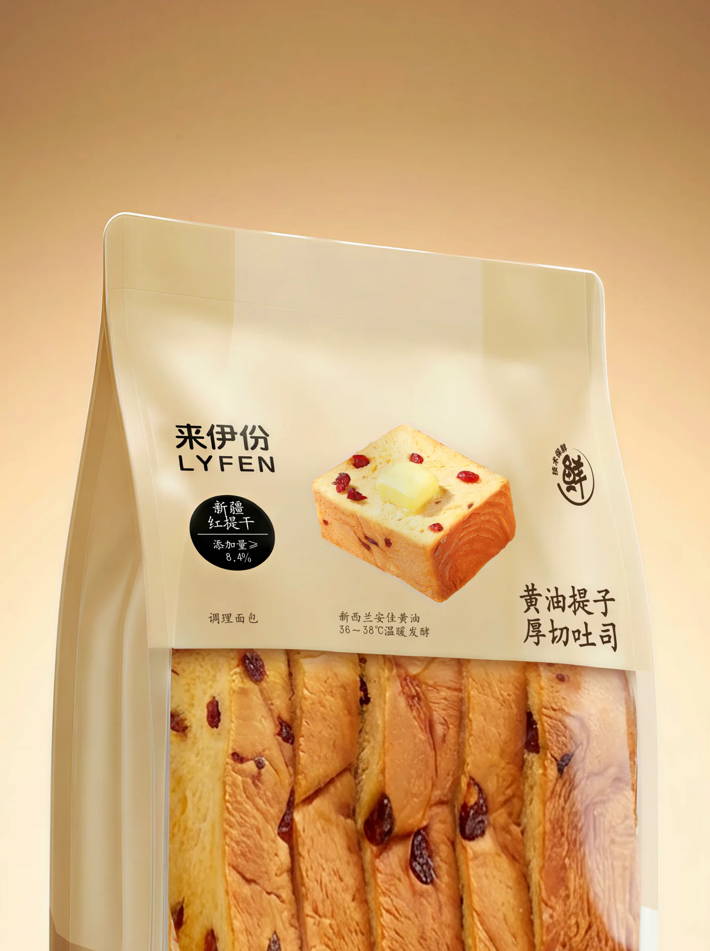 暖色背景中展示的来伊份黄油提子厚切吐司单袋包装