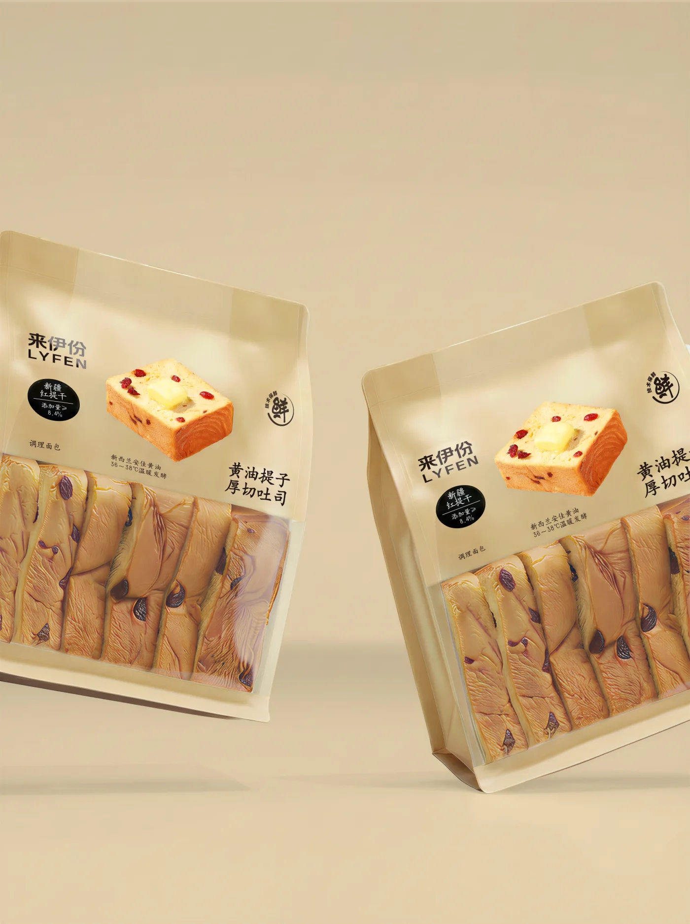 浅米色背景中展示的两袋来伊份黄油提子厚切吐司包装