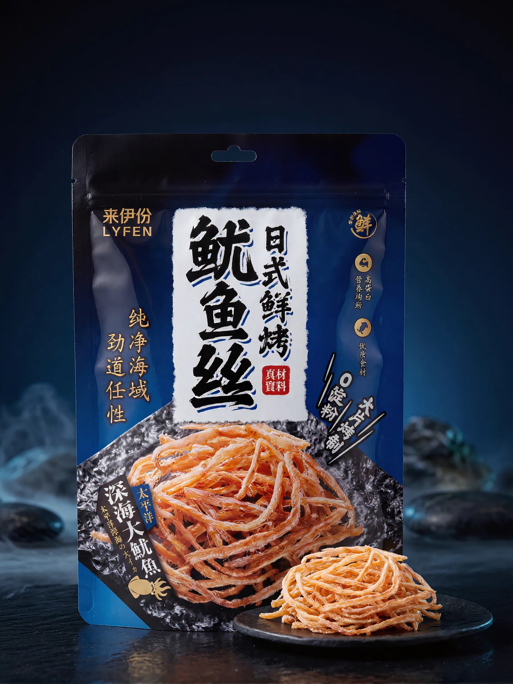 深蓝背景中的来伊份日式鲜烤鱿鱼丝包装与鱿鱼丝产品特写