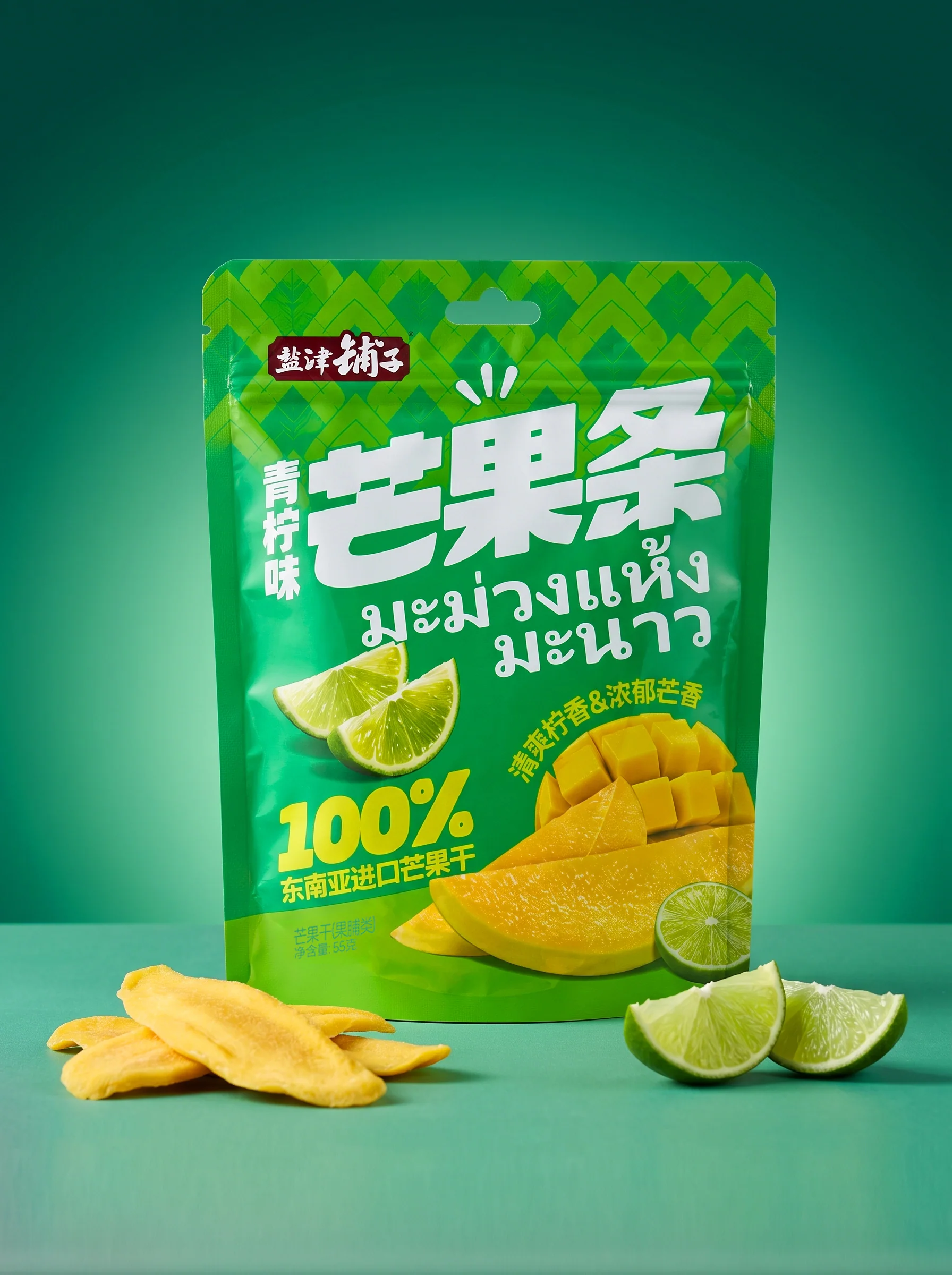 绿色背景中的盐津铺子青柠味芒果条包装正面