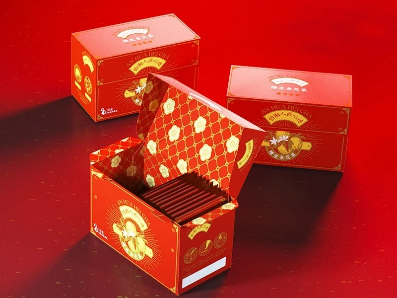 红色背景中打开的怡湘人陈皮金花茶盒与内袋
