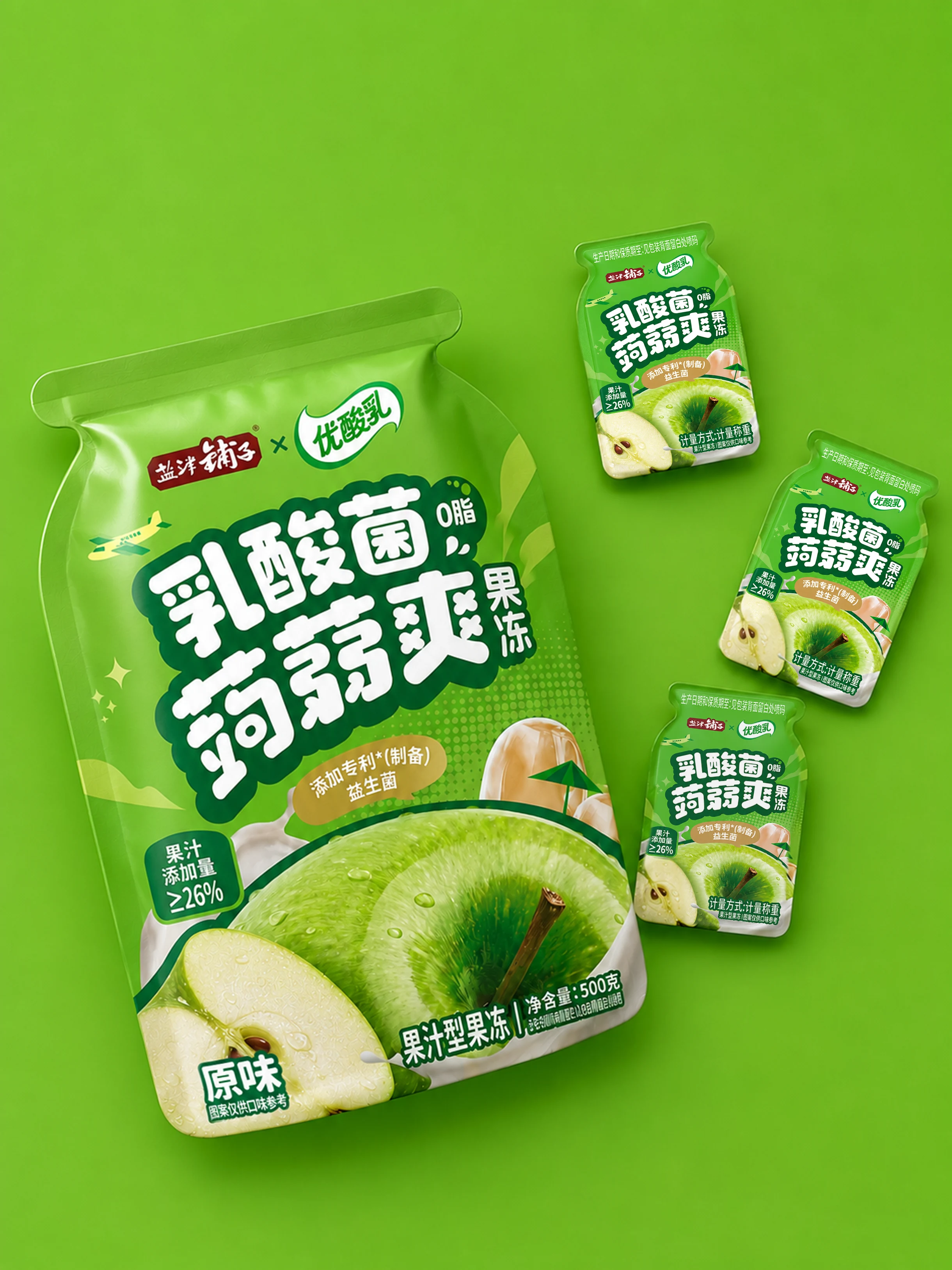 绿色背景中陈列的优酸乳联名蒟蒻爽原味大袋、小袋与吸吸袋包装