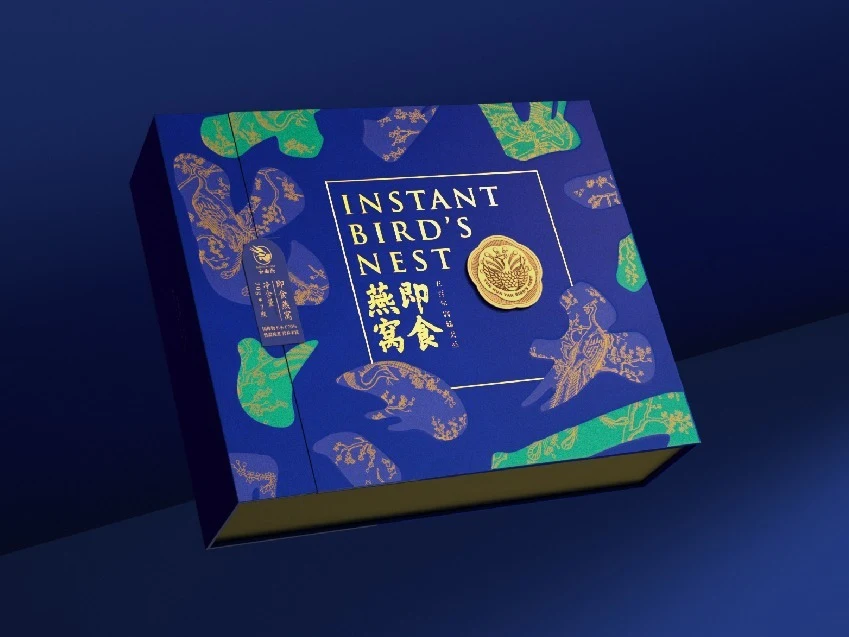 深蓝背景中斜向摆放的云画燕即食燕窝礼盒